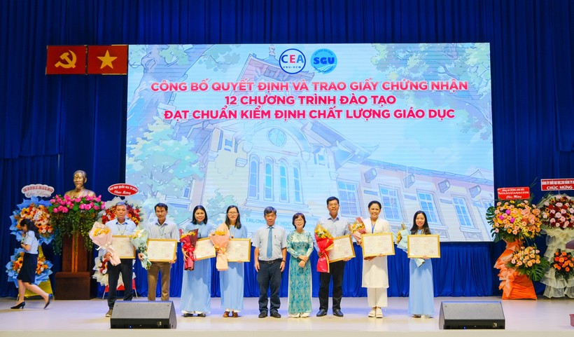 Trường Đại học Sài Gòn nhận giấy chứng nhận 12 chương trình đào tạo đạt chuẩn kiểm định chất lượng giáo dục. Ảnh: T.Hùng