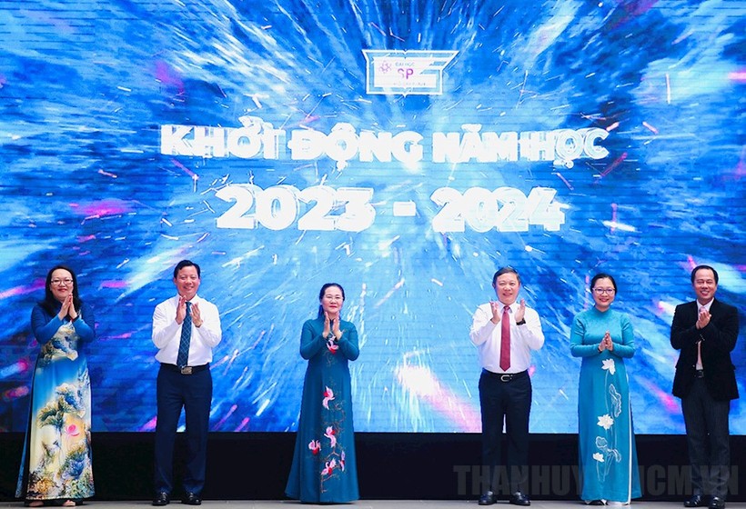 Bà Nguyễn Thị Lệ (thứ ba từ trái sang) cùng các đại biểu thực hiện nghi thức khai giảng năm học mới. Ảnh: Thành ủy TPHCM.