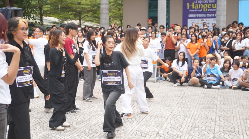 Sinh viên tham gia cuộc thi Kpop Random Dance trong khuôn khổ lễ hội chữ Hàn 2023 tại Trường Đại học Công nghệ TPHCM. Ảnh: Mạnh Tùng