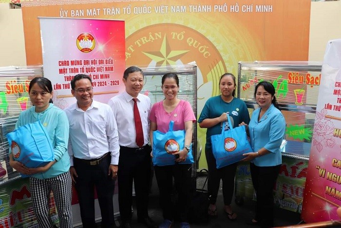 Chủ tịch Ủy ban Mặt trận Tổ quốc Việt Nam TPHCM Trần Kim Yến và Phó Chủ tịch UBND TPHCM Dương Anh Đức trao tặng quà cho các hộ dân có hoàn cảnh khó khăn. Ảnh: UBND TPHCM
