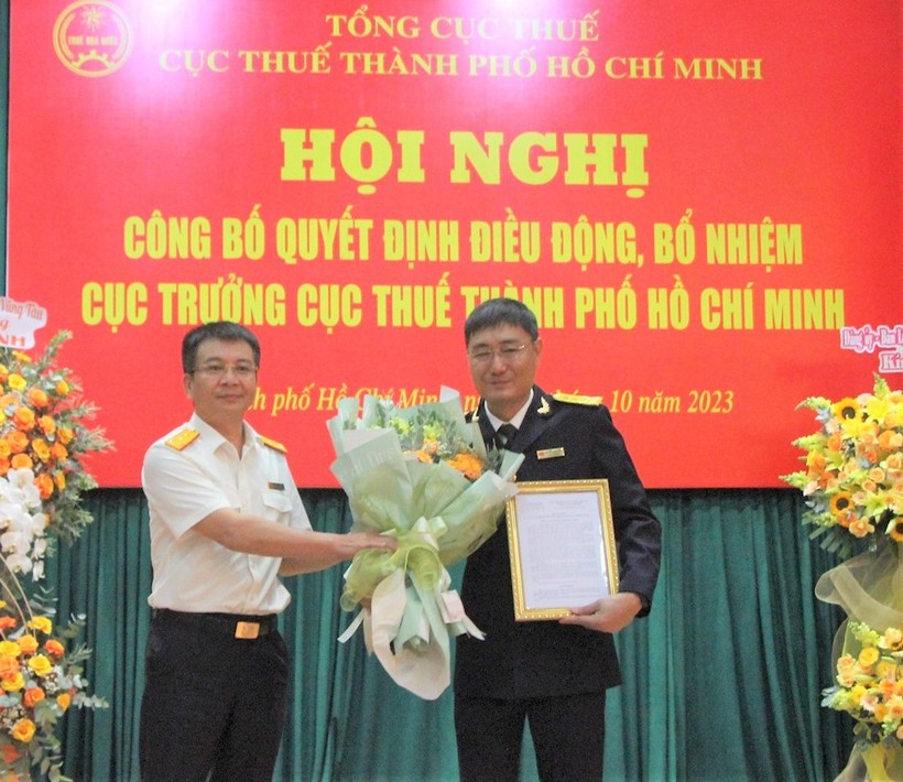 Ông Nguyễn Nam Bình (phải) nhận quyết định điều động, bổ nhiệm làm Cục trưởng Cục Thuế TPHCM. (Ảnh: Thành ủy TPHCM)