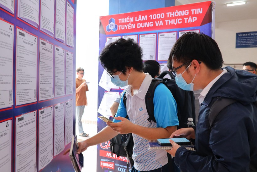 Sinh viên tìm kiếm việc làm tại ngày hội việc làm năm 2023 do Trường Đại học Bách khoa (Đại học Quốc gia TPHCM) tổ chức. Ảnh: Mạnh Tùng