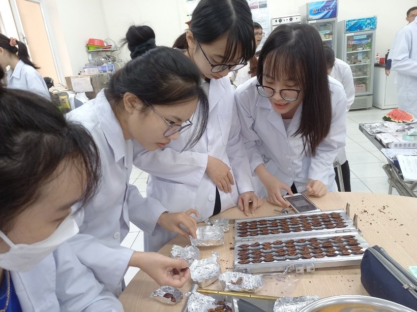 Lê Thùy Linh (ngoài cùng bên phải) và các bạn học trong phòng thí nghiệm. Ảnh: Nguyễn Ngọc.