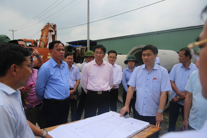 Đoàn công tác của Quốc hội kiểm tra dự án cao tốc Biên Hòa - Vũng Tàu. (Ảnh: Hoàng Phúc).