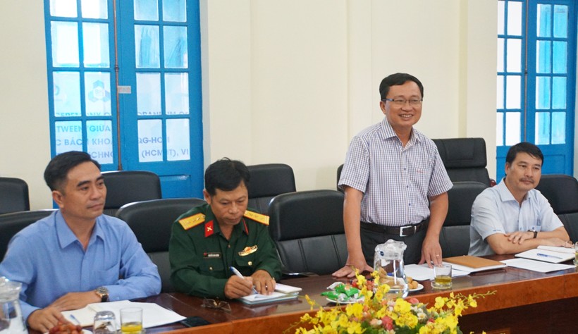 Đại diện Trường Đại học Nha Trang báo cáo sơ lược về hoạt động của nhà trường.
