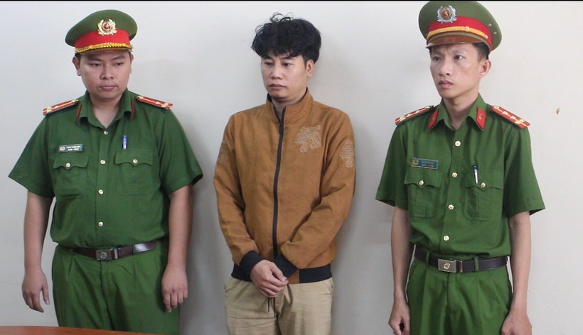 Cơ quan CSĐT thực hiện lệnh bắt giữ Nguyễn Văn Giang. (Ảnh: Chuyên đề Công an TPHCM)