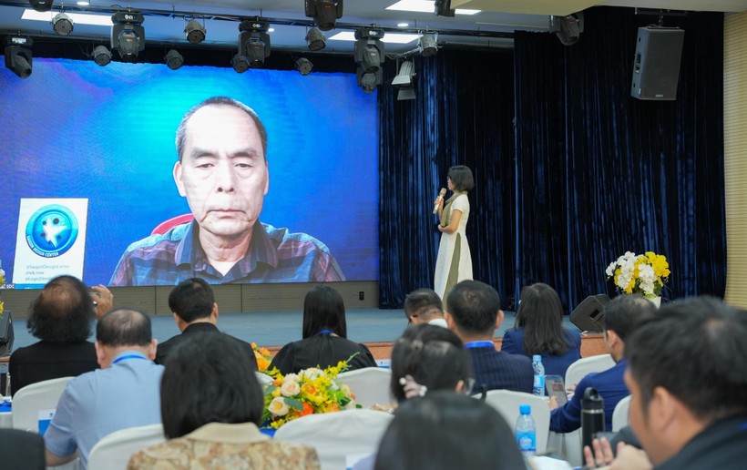 Nhà thiết kế Nguyễn Tri Phương Đông trình bày tham luận tại hội thảo khoa học quốc gia "Sáng tạo trong đào tạo Mỹ thuật ứng dụng". Ảnh: NTTU