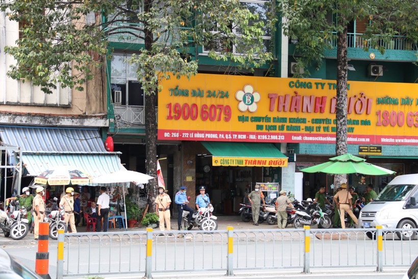 Lực lượng chức năng kiểm tra trụ sở Công ty TNHH Thành Bưởi hồi cuối tháng 10/2023. (Ảnh: Chinhphu.vn)