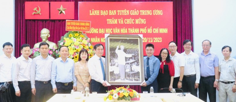Ông Phan Xuân Thủy, Phó Trưởng Ban Tuyên giáo Trung ương tặng quà lưu niệm cho Trường Đại học Văn hóa TPHCM. Ảnh: VHS