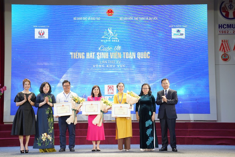 Thứ trưởng Ngô Thị Minh trao Bằng khen của Bộ trưởng Bộ GD&ĐT cho đội Nhất và Nhì toàn đoàn. Ảnh: HCMUTE