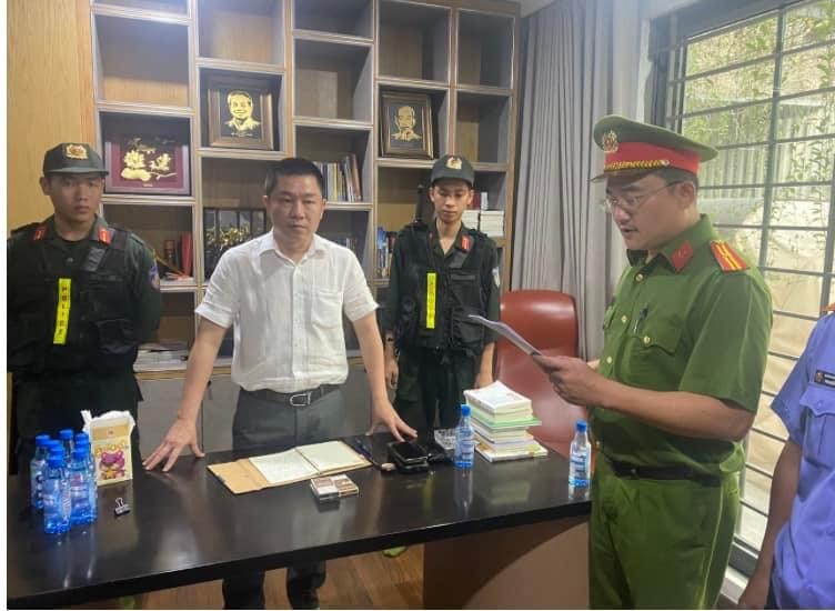 Cơ quan điều tra đọc lệnh khởi tố, bắt tạm giam với Nguyễn Khánh Hưng. (Ảnh: H.P).