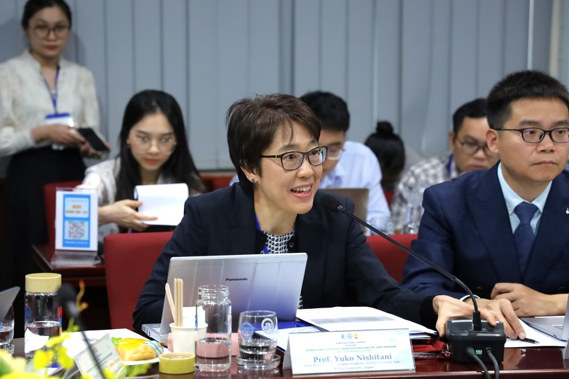 GS. Yuko Nishitani, Phó Chủ tịch Học viện Luật Quốc tế the Hague, Đại học Kyoto, Nhật Bản trình bày tham luận tại hội thảo. Ảnh: UEL