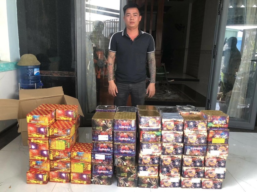Nguyễn Đăng Hòa bị bắt cùng số pháo nhập lậu. Ảnh: Đức Nhân