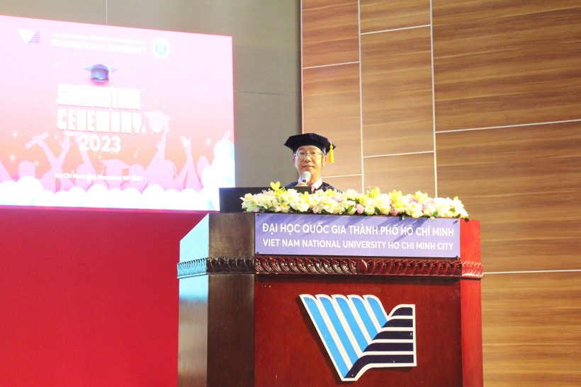 PGS.TS Đinh Đức Anh Vũ, Phó Hiệu trưởng phụ trách Trường Đại học Quốc tế phát biểu tại lễ tốt nghiệp. Ảnh: Nguyễn Ngọc