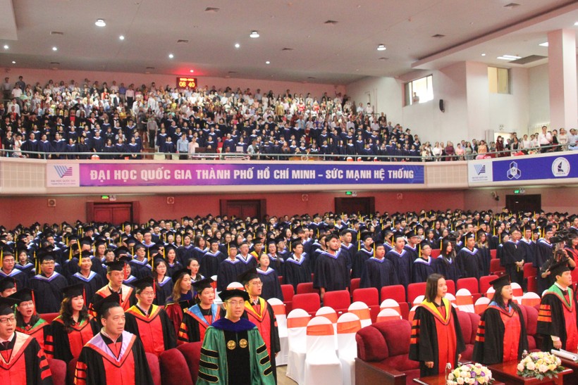 Tân cử nhân, kỹ sư Trường Đại học Quốc tế (Đại học Quốc gia TPHCM) nhận bằng tốt nghiệp. Ảnh: Nguyễn Ngọc