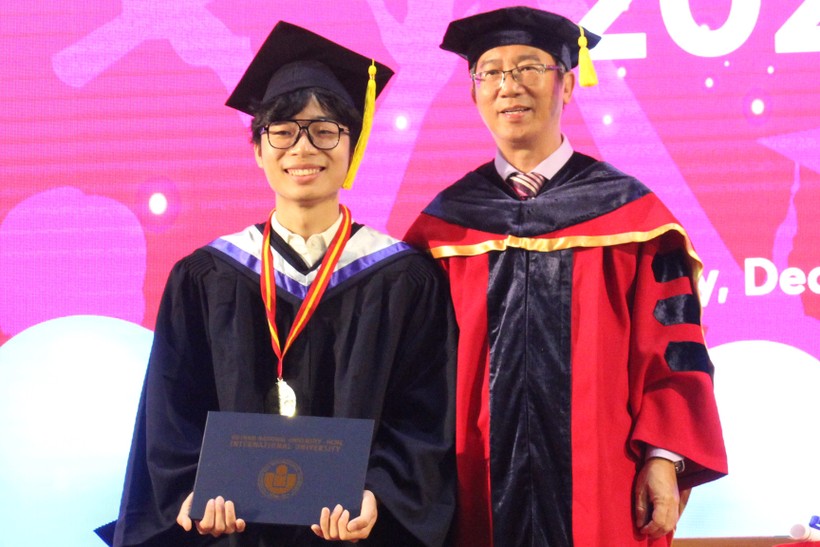 Lê Đăng Khoa, thủ khoa tốt nghiệp khối ngành Kỹ thuật, Trường Đại học Quốc tế TPHCM nhận bằng tốt nghiệp. Ảnh: Nguyễn Ngọc