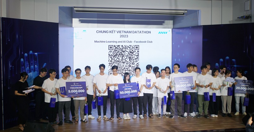Các đội lọt vào vòng chung kết 5 đội của cuộc thi Vietnam Datathon 2023 nhận giải thưởng. Ảnh: Mạnh Tùng