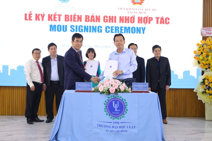 Trường Đại học Luật TPHCM ký kết biên bản ghi nhớ hợp tác với Viện Kiểm sát Nhân dân cấp cao tại TPHCM. Ảnh: HCMULAW