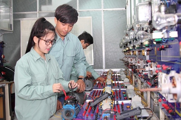 Sinh viên theo học ngành Công nghệ Kỹ thuật Điện - Điện tử, Trường Đại học Lạc Hồng. Ảnh: LHU