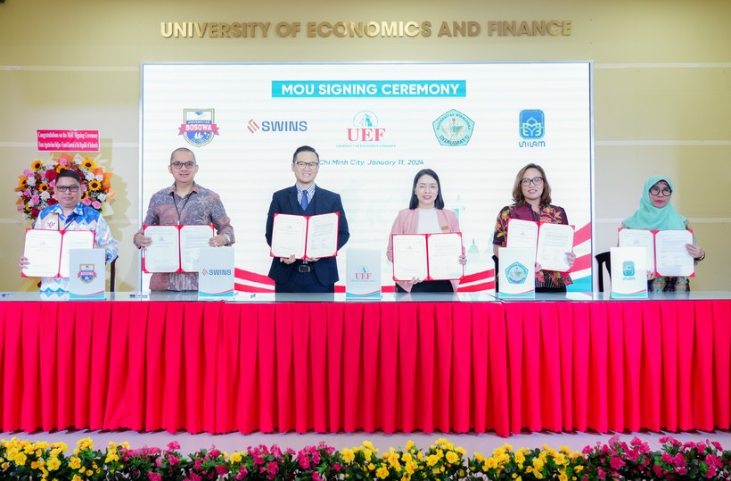 Lễ ký kết giữa UEF với 44 trường đại học trong lĩnh vực kế toán - tài chính đến từ Indonesia và Malaysia. Ảnh: UEF