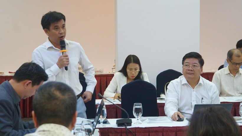 PGS.TS Bùi Quang Hùng, Phó Giám đốc Đại học Kinh tế TPHCM đóng góp ý kiến tại hội thảo. Ảnh: Mạnh Tùng