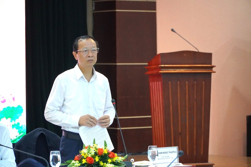 Thứ trưởng Phạm Ngọc Thưởng phát biểu tại hội thảo tham vấn chuyên môn về việc xây dựng Luật Nhà giáo tại TPHCM. Ảnh: Mạnh Tùng