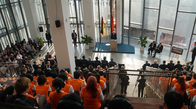 Tổng thống Đức Frank-Walter Steinmeier nói chuyện với giảng viên, sinh viên VGU. Ảnh: Mạnh Tùng