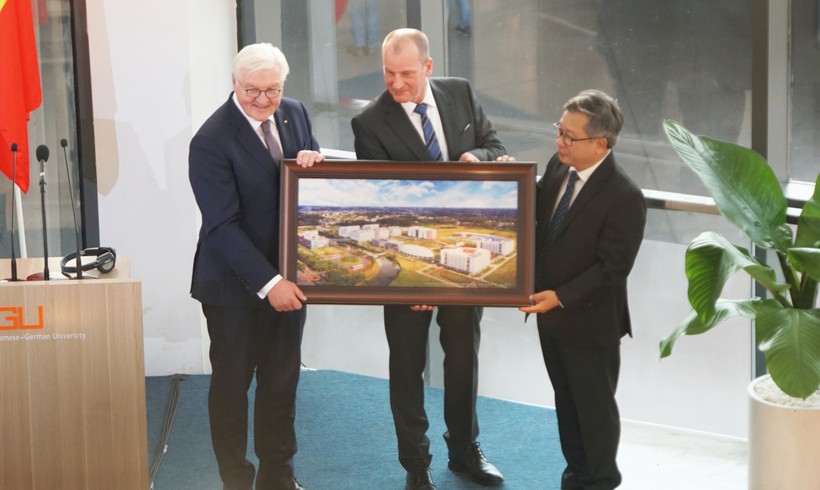 Tổng thống Đức Frank-Walter Steinmeier nhận quà lưu niệm từ lãnh đạo VGU. Ảnh: Mạnh Tùng