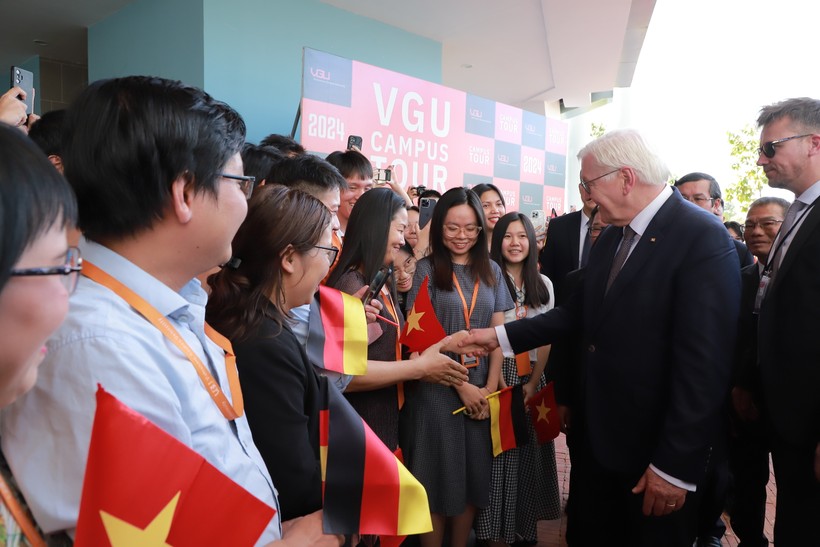 Giảng viên, sinh viên VGU chào đón Tổng thống Đức Frank-Walter Steinmeier. Ảnh: Mạnh Tùng