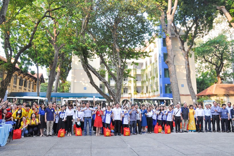 Thầy cô và sinh viên dự chương trình “Chuyến xe đoàn viên” của Trường Đại học Sài Gòn, ngày 27/1. Ảnh: CLB Truyền thông Đoàn Trường