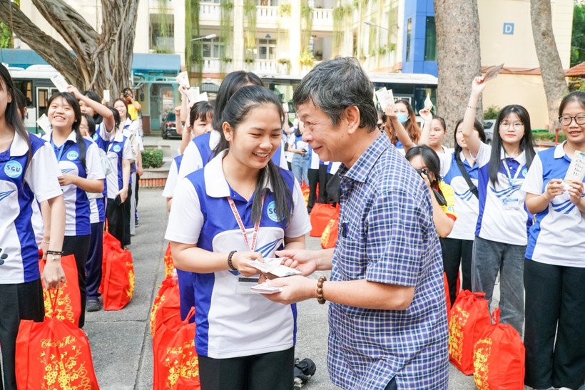 Thầy cô Trường Đại học Sài Gòn tặng quà tết và lì xì cho sinh viên tham gia chương trình. Ảnh: CLB Truyền thông Đoàn Trường