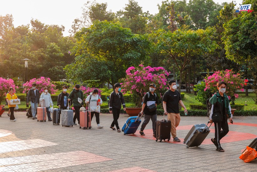 Sinh viên chuẩn bị hành lý về quê tại Trường Đại học Sư phạm Kỹ thuật TPHCM, sáng 28/1. Ảnh: HCMUTE