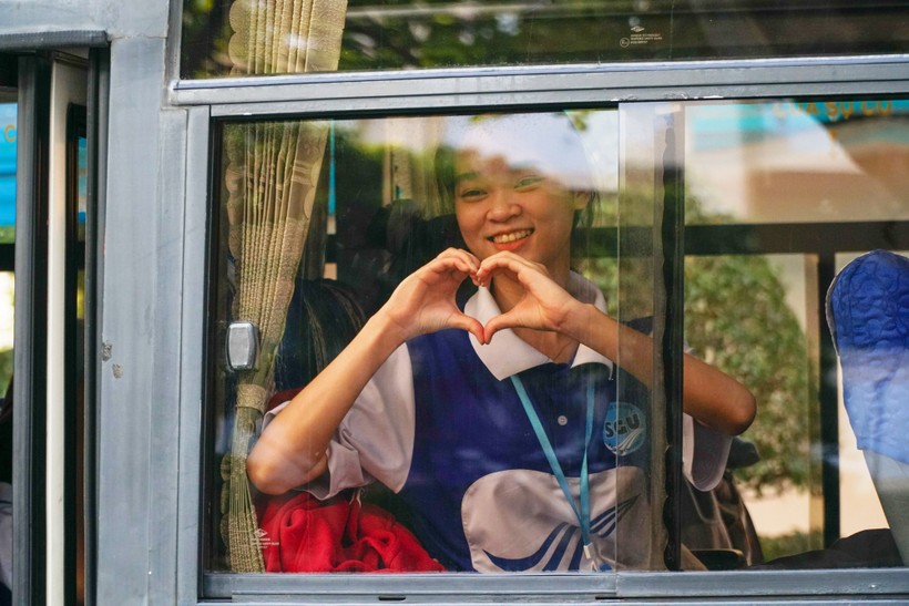 Niềm vui của nữ sinh trên chuyến xe về quê đón Tết. Ảnh: CLB Truyền thông Đoàn Trường