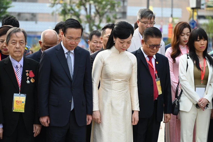 Chủ tịch nước Võ Văn Thưởng cùng đoàn đại biểu dâng hoa dâng hương tại Tượng đài Chủ tịch Hồ Chí Minh trên đường Nguyễn Huệ. (Ảnh: SGGP)