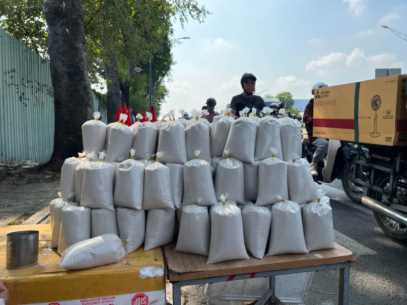 Cát trắng thay lư hương bày bán trên đường Trường Chinh, quận Tân Bình, TPHCM. Ảnh: Ngọc Khánh