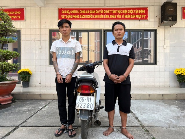 Từ trái sang: Trần Hữu Hạnh, Nguyễn Mạnh Nghĩa. (Ảnh: Công an TPHCM)