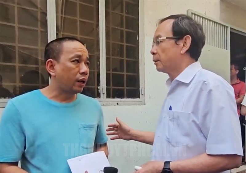 Ông Nguyễn Văn Nên thăm, động viên gia đình bị ảnh hưởng của vụ cháy. (Ảnh: Thành ủy TPHCM).