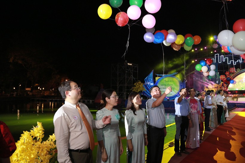 Các đại biểu thực hiện nghi thức thả thơ trong đêm thơ Nguyên tiêu TP Biên Hòa 2024. Ảnh: Phúc Minh