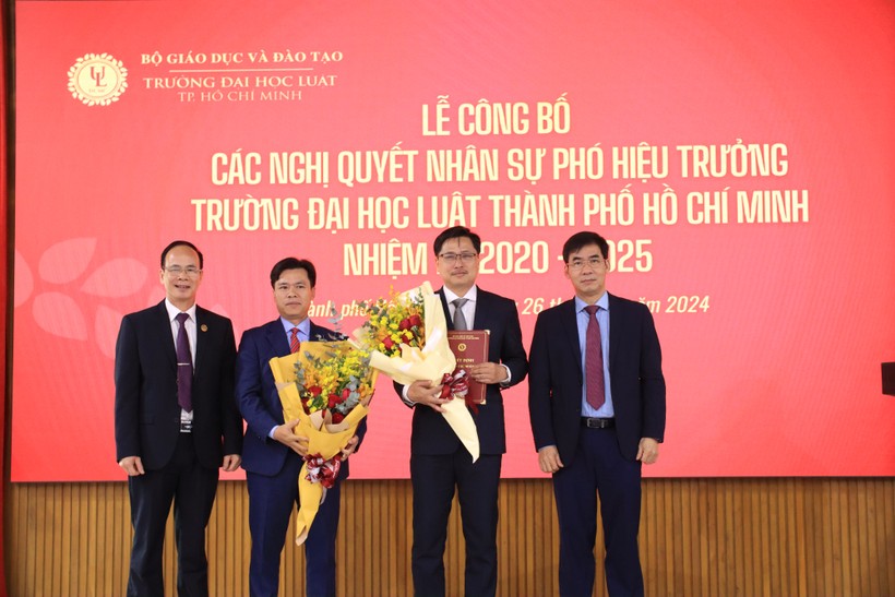 Hai tân Phó Hiệu trưởng Trường Đại học Luật TPHCM: GS.TS. Đỗ Văn Đại (thứ hai từ trái sang) và PGS.TS Trần Việt Dũng (thứ ba từ trái sang). Ảnh: NTCC