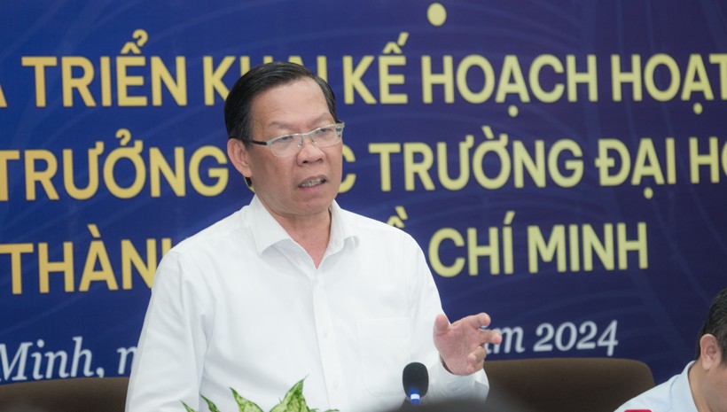 Ông Phan Văn Mãi, Chủ tịch UBND TPHCM, Chủ tịch Hội đồng hiệu trưởng chủ trì hội nghị. Ảnh: Mạnh Tùng