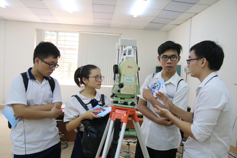 Học sinh THPT tìm hiểu chương trình học tập tại Trường Đại học Quốc tế (Đại học Quốc gia TPHCM). Ảnh: Nguyễn Ngọc