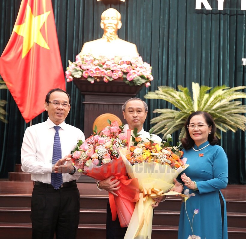 Ông Huỳnh Thanh Nhân (giữa) được bầu giữ chức Phó Chủ tịch HĐND TPHCM. (Ảnh: Thành ủy TPHCM)