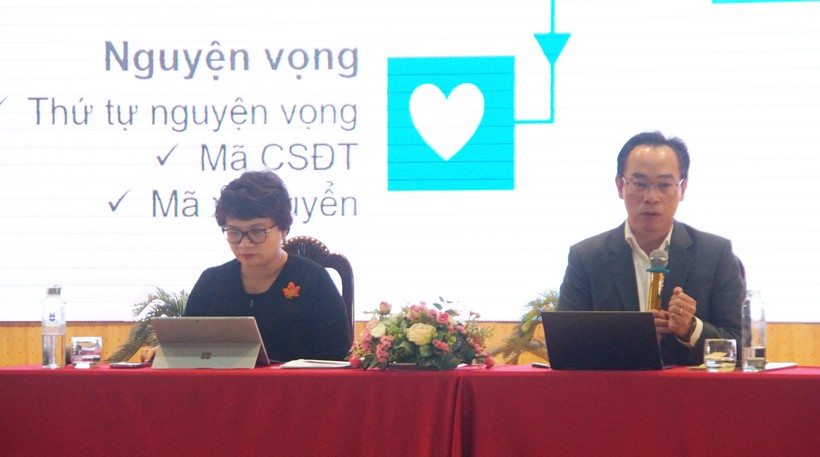 Thứ trưởng Hoàng Minh Sơn và Vụ trưởng Vụ Giáo dục đại học Nguyễn Thu Thủy trao đổi với đại diện các trường về công tác tuyển sinh năm 2024. Ảnh: Mạnh Tùng
