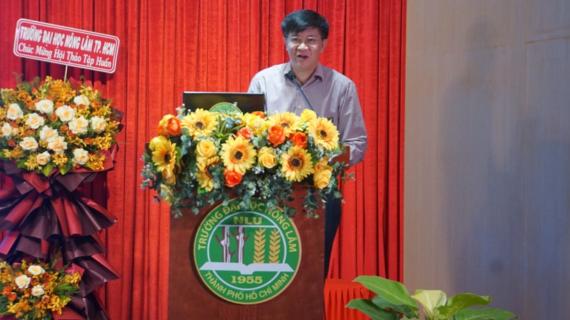 Ông Trịnh Xuân Hiếu, Vụ trưởng Vụ Khoa học, Công nghệ và Môi trường - Bộ GD&ĐT thông báo chương trình hội thảo tập huấn. Ảnh: Mạnh Tùng.