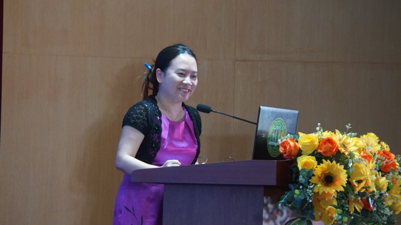 Bà Bùi Thanh Hằng, Cục Phát triển thị trường và doanh nghiệp khoa học và công nghệ trình bày báo cáo thương mại hóa kết quả nghiên cứu, đổi mới sáng tạo và khởi nghiệp. Ảnh: Mạnh Tùng
