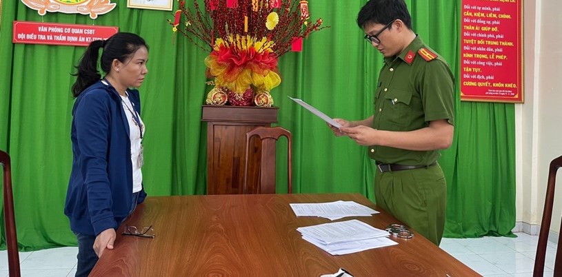 Cơ quan CSĐT Công an TPHCM đọc các lệnh khởi tố, bắt tạm giam Võ Ngọc Hạ Quyên. (Ảnh: Công an TPHCM)