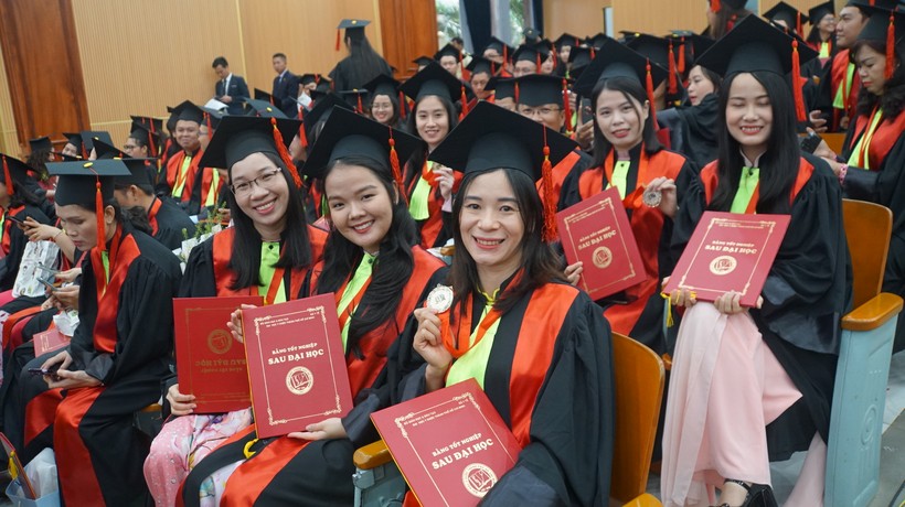 Những học viên sau đại học nhận bằng tốt nghiệp tại Trường Đại học Y Dược TPHCM, ngày 21/3. Ảnh: Mạnh Tùng