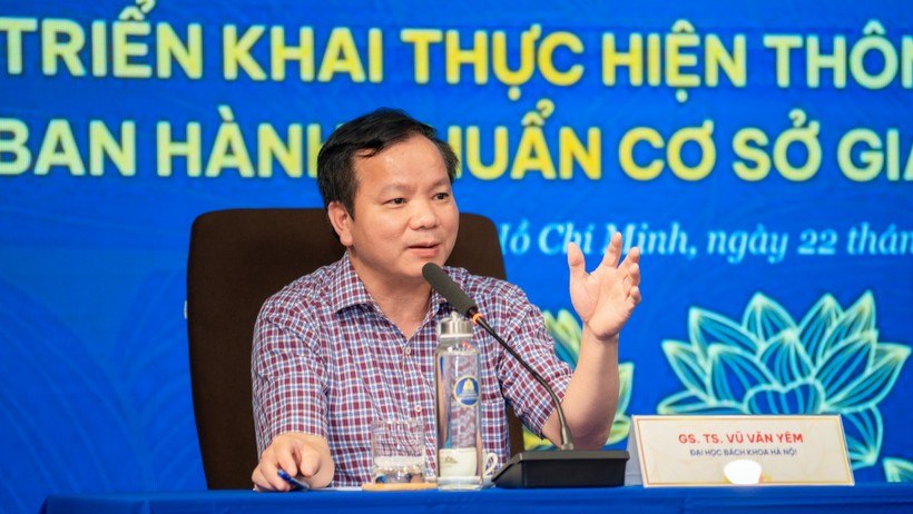 GS. TS Vũ Văn Yêm, Đại học Bách khoa Hà Nội phát biểu tại hội nghị. Ảnh: HSU
