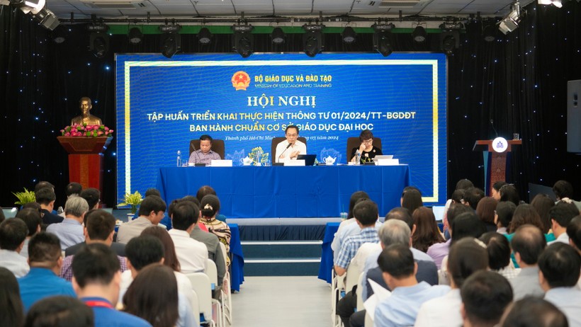 Thứ trưởng Hoàng Minh Sơn (ngồi giữa) chủ trì Hội nghị tập huấn triển khai Thông tư số 01, ngày 21/3. Ảnh: HSU
