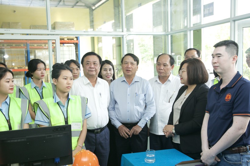 Bộ trưởng Bộ Nông nghiệp và Phát triển nông thôn Lê Minh Hoan thăm Trường Cao đẳng Cơ giới Thuỷ Lợi. Ảnh: Phúc Minh